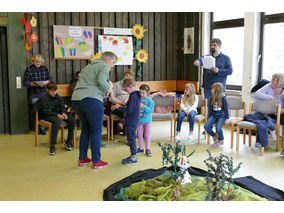 Kinderkarfreitagsliturgie im Gemeindezentrum (© Karl-Franz Thiede)
